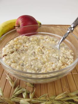 Cereal porridge and fruit