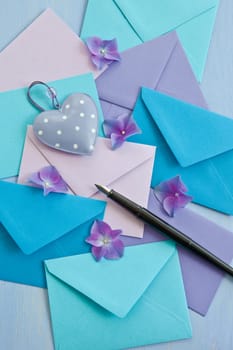 Colorful letter wraps in blautoenen with Fueller as background