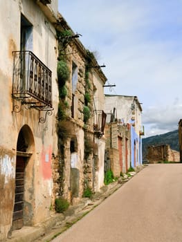 Osini old in the past, what is now a true ghost town, it was a center of 1,500 inhabitants. Even Osini Vecchio, as well as Gairo, was abandoned after the terrible flood of 1951.