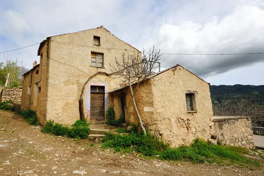 Osini old in the past, what is now a true ghost town, it was a center of 1,500 inhabitants. Even Osini Vecchio, as well as Gairo, was abandoned after the terrible flood of 1951.