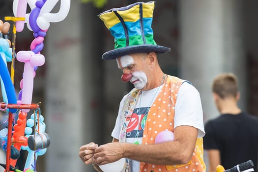 29 september 2023, Belgrade, Serbia - Man in clown costume in walking street - promenade, telephoto shot