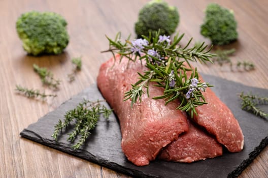 Lamb with rosemary,thyme and broccoli