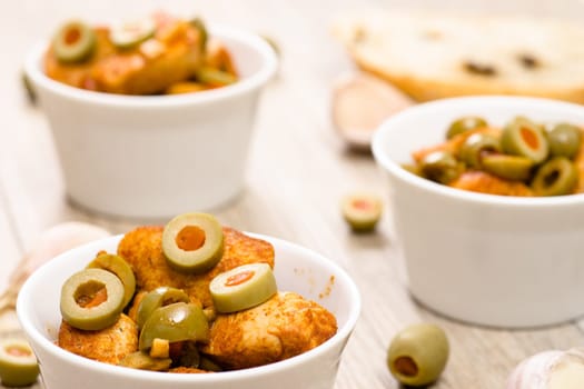 Green olives and chicken fried with peppers