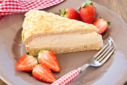 A stueck bee sting with fresh strawberries on plates