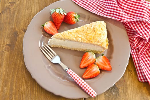 A stueck bee sting with fresh strawberries on plates