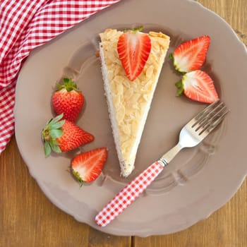 A stueck bee sting with fresh strawberries on plates