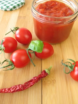 Sharp tomato jam with chilli