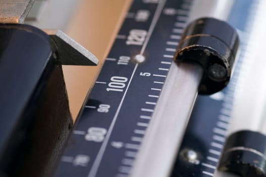 Close-up in oblique view of the Tarier weights with weight display on a mechanical scale  Focus is on the Tahl "100"""
