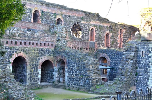 Iim In Düsseldorf's Kaiserswerth district is the ruins of the Kaiserpfalz.  Emperor Friedrich Barbarossa moved the Rhine Customs from Tiel in Holland to Kaiserswerth in 1174.