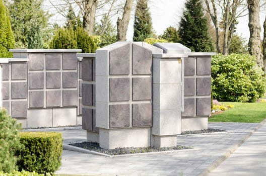 Freie Urnengräber auf einem Friedhof nach dem Aufbau