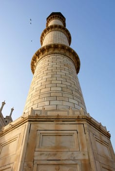 Perspective of one of four Taj Mahal minaret´s, Agra, India