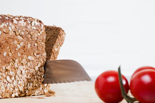bread knife and tomatoes