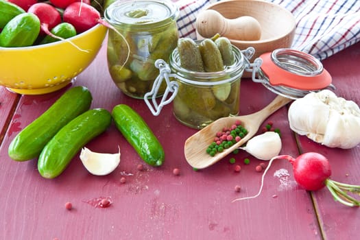 Put fresh cucumbers in glaes with swarms