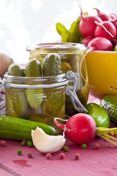 Put fresh cucumbers in glaes with swarms