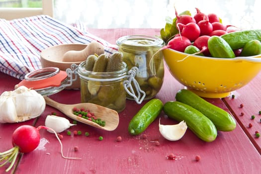 Put fresh cucumbers in glaes with swarms