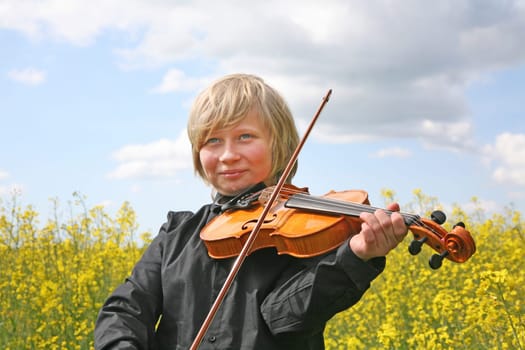 Young teen with violin