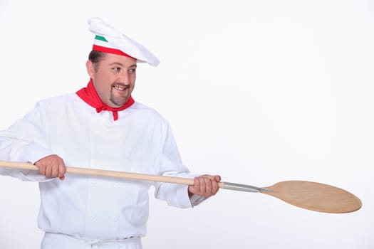 pizzaiolo holding a peel
