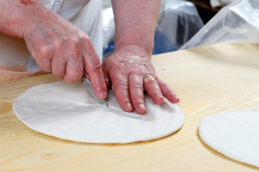 The Carasau is a typical Sardinian bread, spread all over the island is known as the Italian Music of paper.