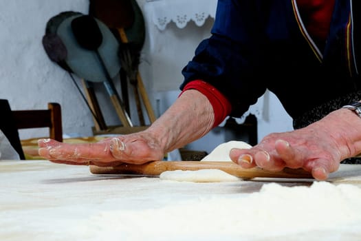 The Carasau is a typical Sardinian bread, spread all over the island is known as the Italian Music of paper.