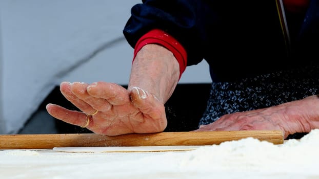 The Carasau is a typical Sardinian bread, spread all over the island is known as the Italian Music of paper.
