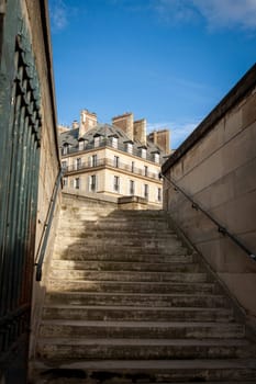 Exterior view of a Parisian townhouse in summer in front of a blue sky
