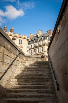 Exterior view of a Parisian townhouse in summer in front of a blue sky