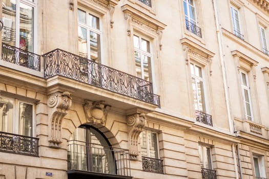 Exterior view of a Parisian townhouse in summer in front of a blue sky