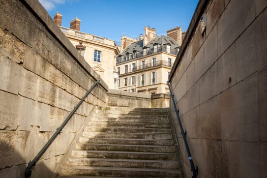 Exterior view of a Parisian townhouse in summer in front of a blue sky