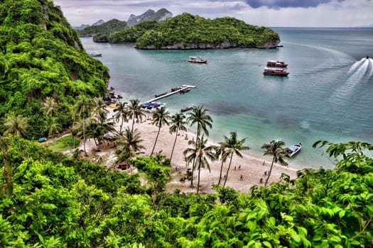 (Нескоbeautiful beach and tropical seaлько значений)