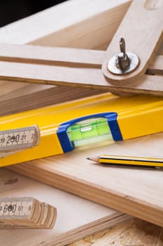 Water-wag wikelmesser and zollstock during wood processing in a carpentry workshop