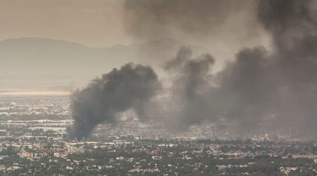 Fire in a plastics packaging factory in the city of mexico