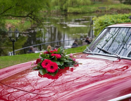wedding bouquet on a red oldtimer car