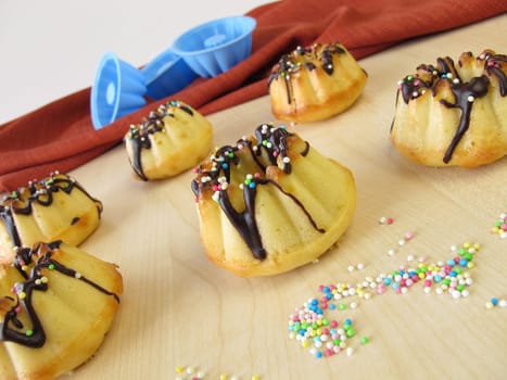 Mini Gugelhupf with Carob Glaze and Sugar Beads