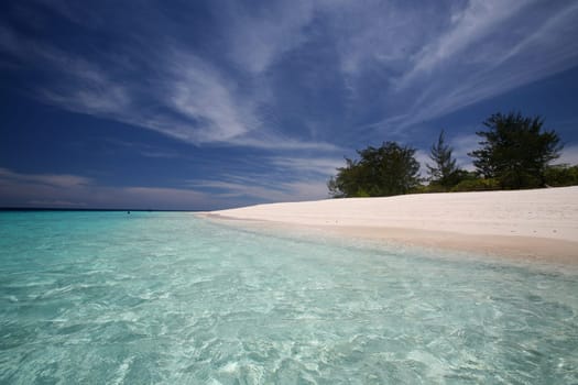 Der Strand Landschaft auf der Jaco Insel im Hintergrund im oestlichsten Punkt an der Timorsee in Ost Timor auf der in zwei getrennten Insel Timor in Asien.