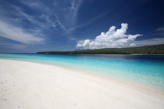 Der Strand Landschaft auf der Jaco Insel im Hintergrund im oestlichsten Punkt an der Timorsee in Ost Timor auf der in zwei getrennten Insel Timor in Asien.
