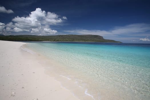 Der Strand Landschaft auf der Jaco Insel im Hintergrund im oestlichsten Punkt an der Timorsee in Ost Timor auf der in zwei getrennten Insel Timor in Asien.