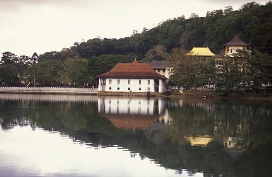Asia,Indian Ocean,Sri Lanka,. Kandy Lake in downtown Kandy in Sri Lanka's Central Gebierge. (URS FLUEELER).........