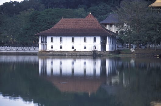Asia,Indian Ocean,Sri Lanka,. Kandy Lake in downtown Kandy in Sri Lanka's Central Gebierge. (URS FLUEELER).........