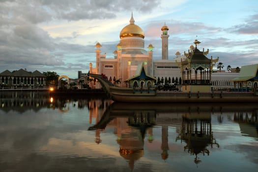 The Omar Ali Saifuddien Mosque in the center of the capital Bandar Seri Begawan in the kingdom of Brunei Darussalam on Borneo in South East Asia.  (KEYSTONE/Urs Flueeler)