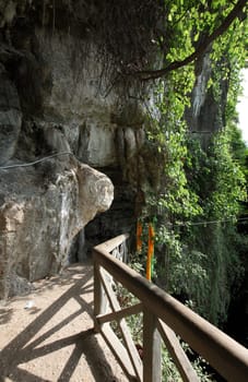 Die Buddha Hoehle oder Buddha Cave (Innen ist Fotografieren verboten) von Tham Pa Fa unweit der Stadt Tha Khaek in zentral Laos an der Grenze zu Thailand in Suedostasien.