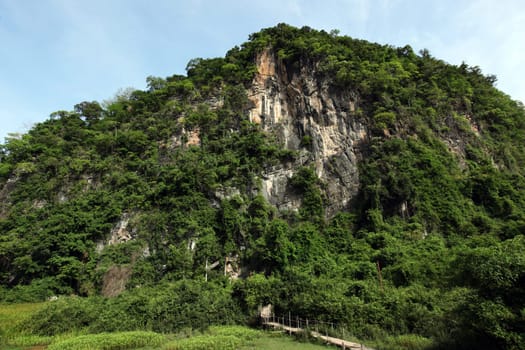 Die Buddha Hoehle oder Buddha Cave (Innen ist Fotografieren verboten) von Tham Pa Fa unweit der Stadt Tha Khaek in zentral Laos an der Grenze zu Thailand in Suedostasien.