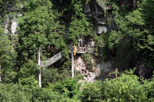 Die Buddha Hoehle oder Buddha Cave (Innen ist Fotografieren verboten) von Tham Pa Fa unweit der Stadt Tha Khaek in zentral Laos an der Grenze zu Thailand in Suedostasien.