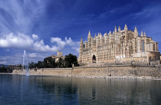 Die Kathedrale La Seu in der Hauptstadt Palma de Mallorca auf der Insel Mallorca im Mittelmeer in Spanien.