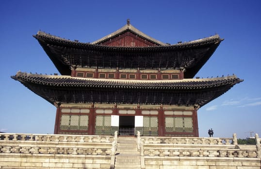 Der Kyongbokkung Palast im Zentrum in der Hauptstadt Seoul in Suedkorea in Ost Asien.