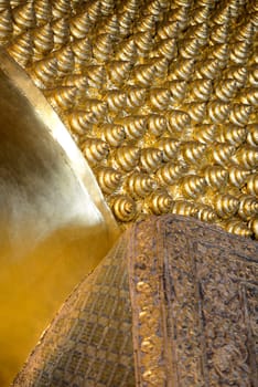 Der Grosse liegende Buddha im Wat Pho Tempel in der Stadt Bangkok in Thailand in Suedostasien.
