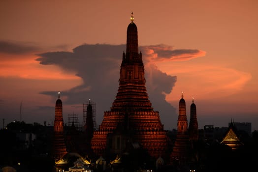 Der Wat Arun Tempel in der Stadt Bangkok in Thailand in Suedostasien.