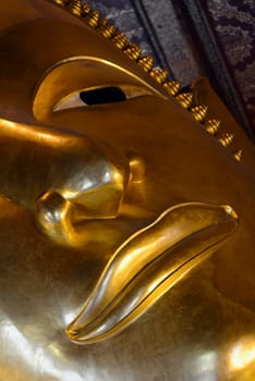 Der Grosse liegende Buddha im Wat Pho Tempel in der Stadt Bangkok in Thailand in Suedostasien.