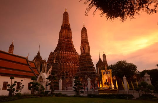 Der Wat Arun Tempel in der Stadt Bangkok in Thailand in Suedostasien.