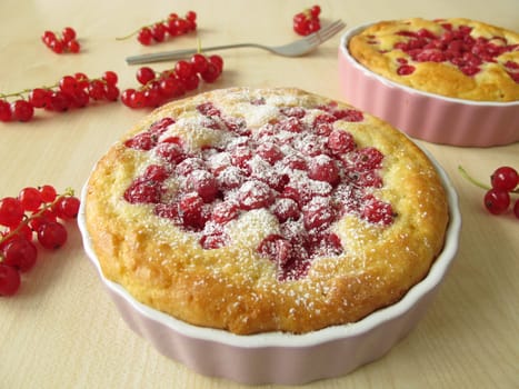 Small currant cake with icing sugar