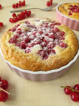 Small currant cake with icing sugar